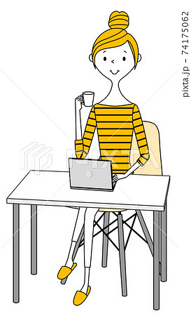 若い女性　ママ　ノートPC 74175062
