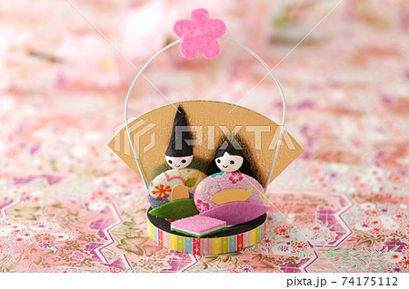 小さな可愛い雛人形 74175112