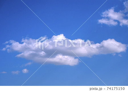 晴れた冬の日の青空に漂う小さな白い雲の写真素材