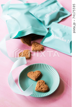 ハートのジンジャークッキー 74175595