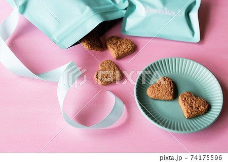 ハートのジンジャークッキー 74175596