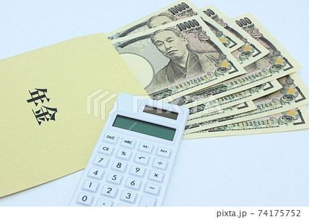 【社会保障・年金問題などに関する記事のサムネイルに】年金の封筒と一万円札と電卓 74175752