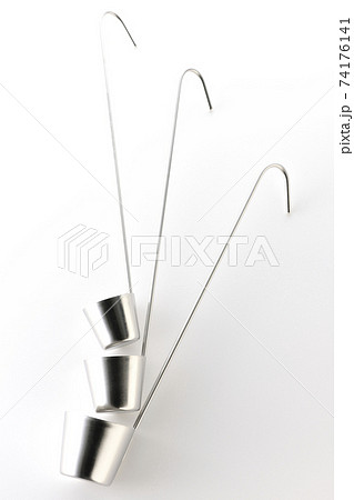 梅酒やシロップ等を掬うカンロレードルを白背景で撮影 梅酒やシロップ等を掬うカンロレードルを白背景で撮影 74176141