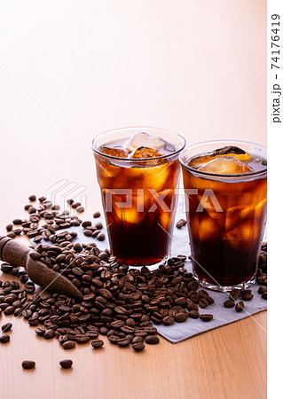 アイスコーヒーとコーヒー豆 74176419