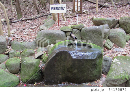水が落ちる侍屋敷の蹲い/鶏籠山(兵庫県たつの市) 水が落ちる侍屋敷の蹲い/鶏籠山(兵庫県たつの市) 74176673