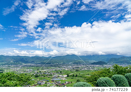 甲州市勝沼ぶどうの丘 甲府盆地 ぶどう畑の写真素材 甲州市勝沼ぶどうの丘 甲府盆地 ぶどう畑の写真素材