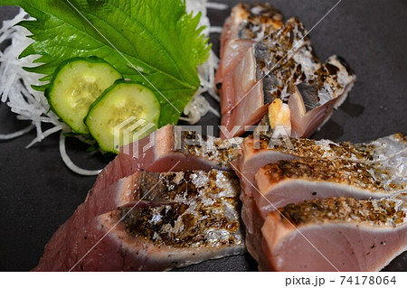 魚屋さんの新鮮なカツオのたたき 74178064