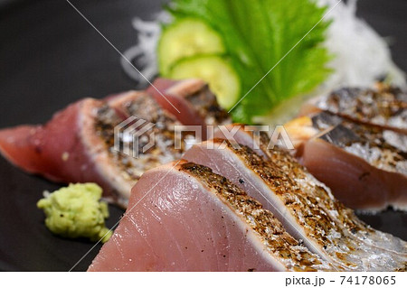 魚屋さんの新鮮なカツオのたたき 74178065