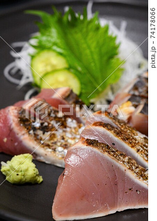 魚屋さんの新鮮なカツオのたたき 74178066