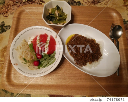 キーマカレーとモッツァレラトマト 74178071