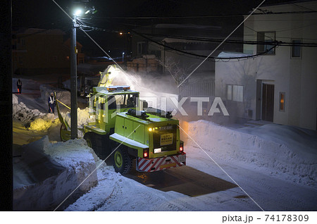 深夜の除雪作業 74178309