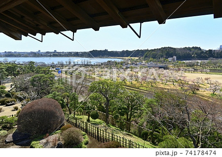 水戸偕楽園　好文亭楽寿楼（三階部分）から外を見下ろす　 74178474