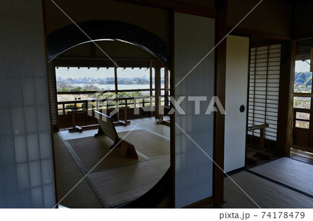 水戸偕楽園　好文亭楽寿楼（三階部分）と外を見下ろす　 74178479