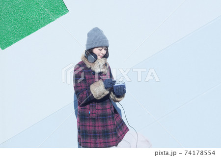 ポータブルカセットプレイヤーで音楽を聴く女性 74178554