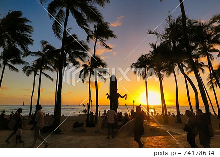 ハワイ ワイキキビーチの夕日の写真素材