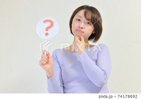 ?のプレートを持つ若い女性 ?のプレートを持つ若い女性 74178692