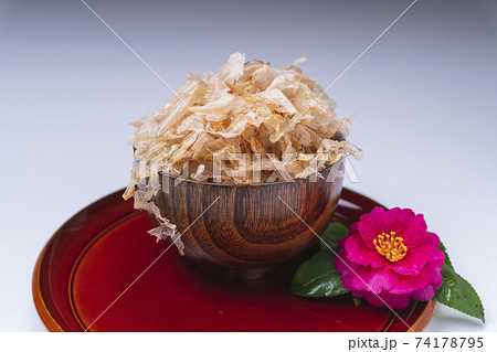 ふわふわ花かつおと山茶花の花おすすめイメージの写真素材