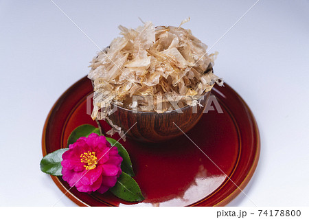 ふわふわ花かつおと山茶花の花おすすめイメージの写真素材