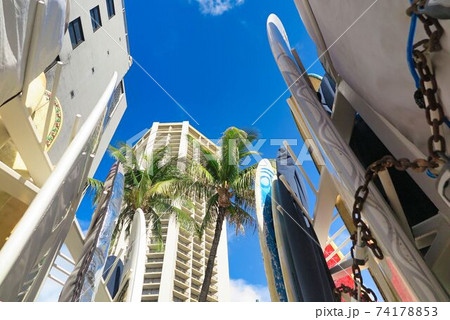 人の減ったコロナ禍でのハワイ、ワイキキビーチ 74178853