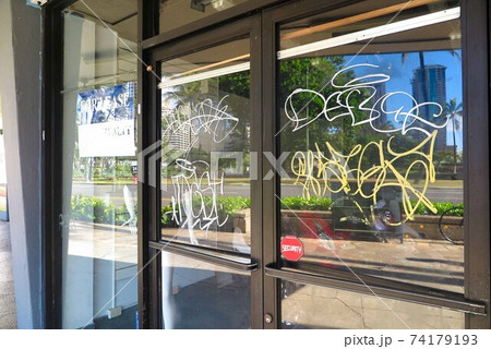 新型コロナウイルスの影響で閉店したハワイ、ワイキキの店 74179193