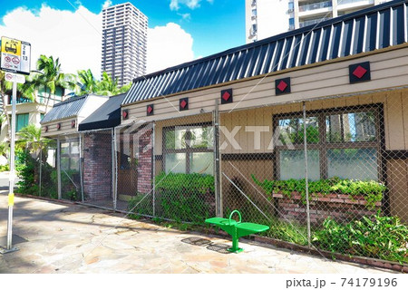 新型コロナウイルスの影響で閉店したハワイ、ワイキキの店 74179196