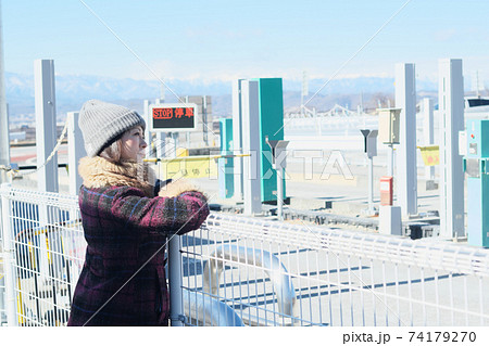 ETCゲートと女性 74179270