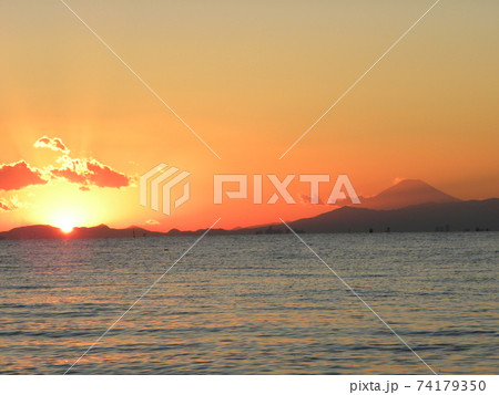 稲毛海岸から見た東京湾を隔てた富士山と夕焼け 稲毛海岸から見た東京湾を隔てた富士山と夕焼け 74179350