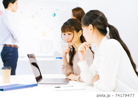 ビジネスシーン （会議、ミーティング） 74179477
