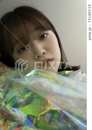 カラフルなフィルムと女性のポートレート カラフルなフィルムと女性のポートレート 74180519