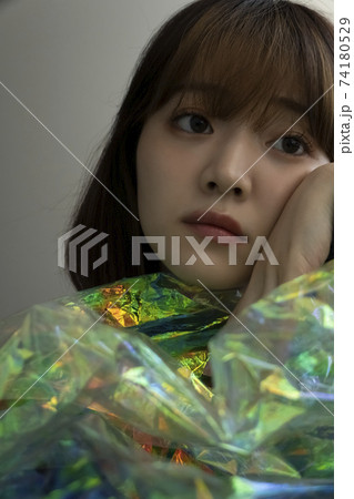 カラフルなフィルムと女性のポートレート カラフルなフィルムと女性のポートレート 74180529