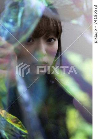 カラフルなフィルムと女性のポートレート 74180533