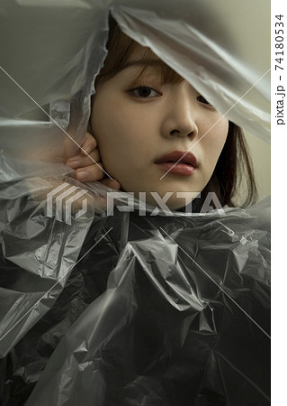 ビニール越しの女性 74180534