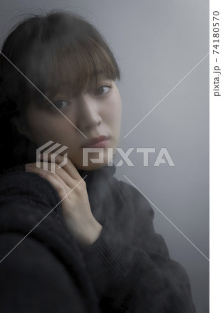 スチームと女性のポートレート 74180570