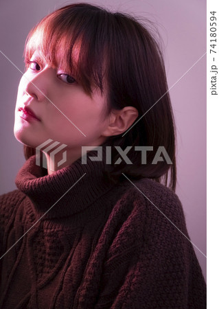 ピンクのカラーライトの中にいる女性 ピンクのカラーライトの中にいる女性 74180594