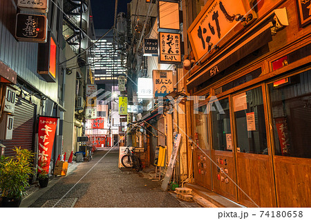 《東京都》コロナ禍の新橋飲み屋街・緊急事態宣言下の時短営業 《東京都》コロナ禍の新橋飲み屋街・緊急事態宣言下の時短営業 74180658