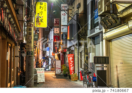 《東京都》コロナ禍の新橋飲み屋街・緊急事態宣言下の時短営業 《東京都》コロナ禍の新橋飲み屋街・緊急事態宣言下の時短営業 74180667