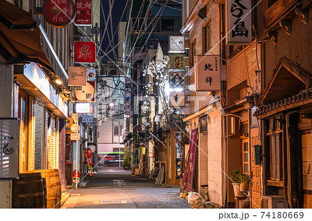 《東京都》コロナ禍の新橋飲み屋街・緊急事態宣言下の時短営業 《東京都》コロナ禍の新橋飲み屋街・緊急事態宣言下の時短営業 74180669
