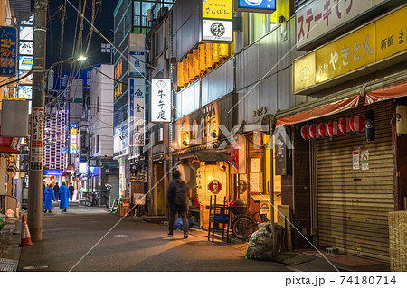 《東京都》コロナ禍の新橋飲み屋街・緊急事態宣言下の時短営業 《東京都》コロナ禍の新橋飲み屋街・緊急事態宣言下の時短営業 74180714