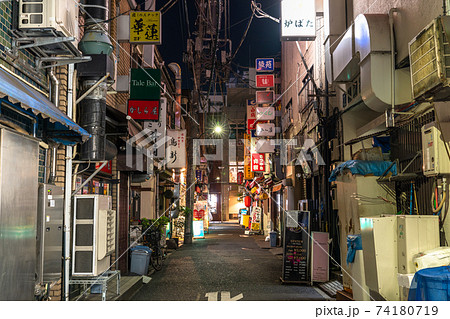 《東京都》コロナ禍の新橋飲み屋街・緊急事態宣言下の時短営業 《東京都》コロナ禍の新橋飲み屋街・緊急事態宣言下の時短営業 74180719