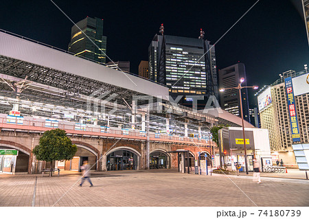 《東京都》コロナ禍の新橋駅前・緊急事態宣言下のSL広場 74180739