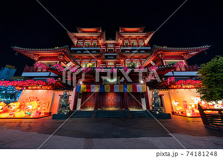 【シンガポールの景色】中華街の仏牙寺龍華院の夜景　正面 74181248