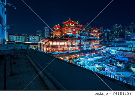 【シンガポールの景色】中華街の仏牙寺龍華院の夜景 74181258