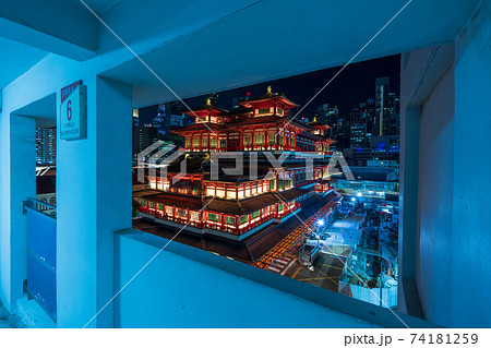 【シンガポールの景色】マンションから除く中華街の仏牙寺龍華院の夜景 74181259