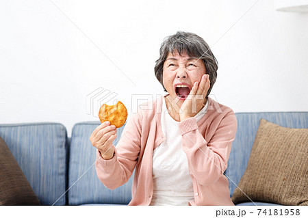 せんべいを食べるシニア女性 せんべいを食べるシニア女性 74181958