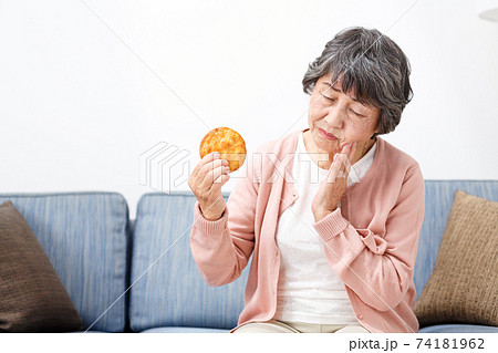 せんべいを食べるシニア女性 せんべいを食べるシニア女性 74181962