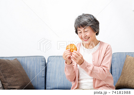 せんべいを食べるシニア女性 74181988
