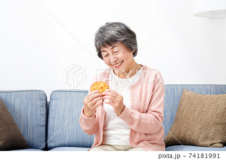 せんべいを食べるシニア女性 せんべいを食べるシニア女性 74181991