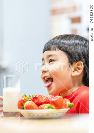 子供 イチゴ 少年 74182320
