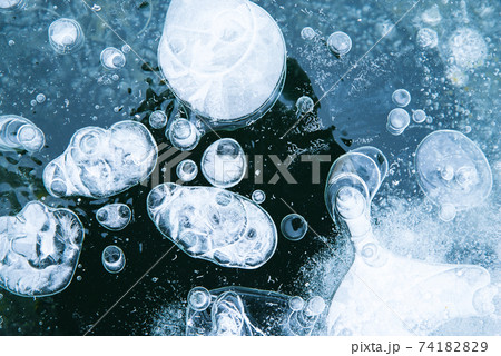 氷の結晶　氷結する赤城大沼 74182829