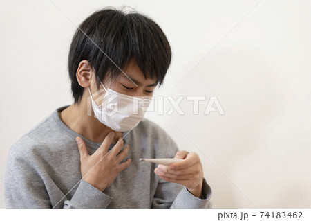体調不良の男性　検温 74183462